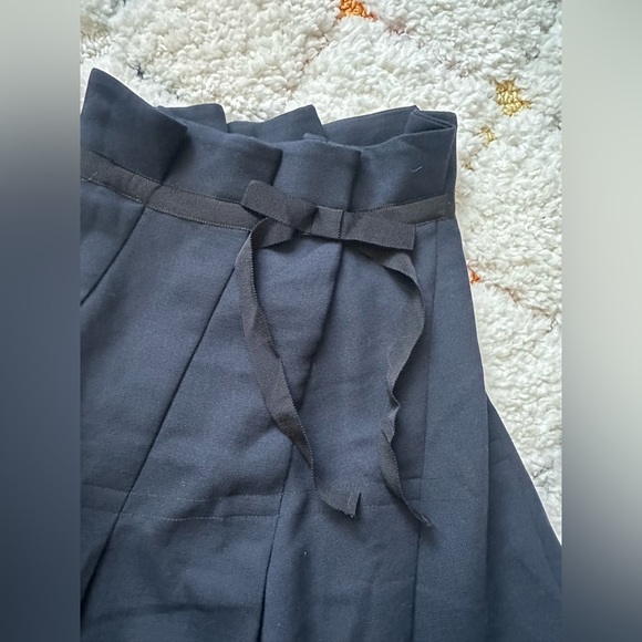 Elegant Black Pleated Skirt - Picture 3 of 3